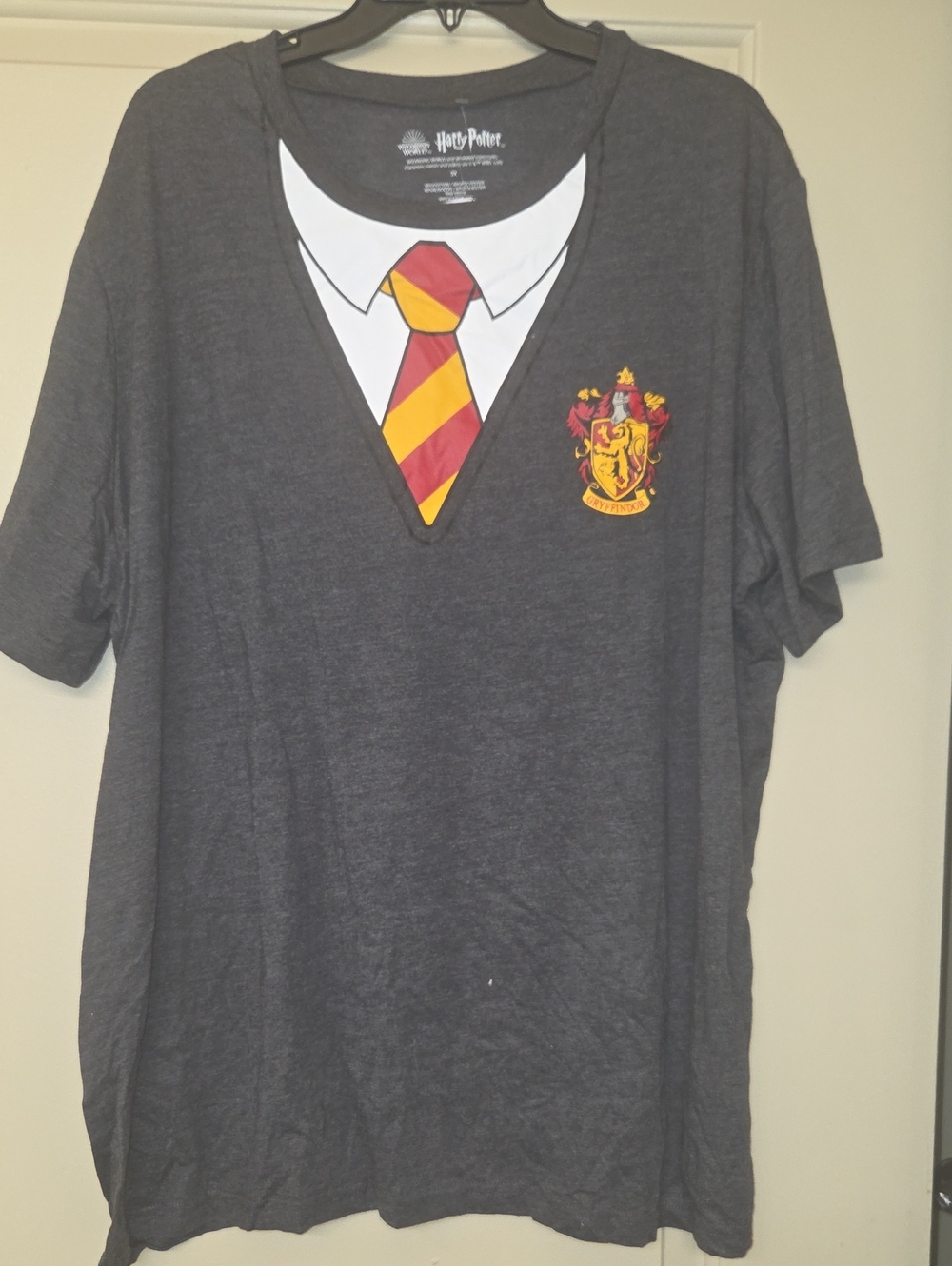 Warner Bros. Harry Potter Black Tee Interior Care Print